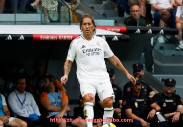 王者体育-世俱杯球员场上视野表现剖析：传球角度与空间利用效率比较